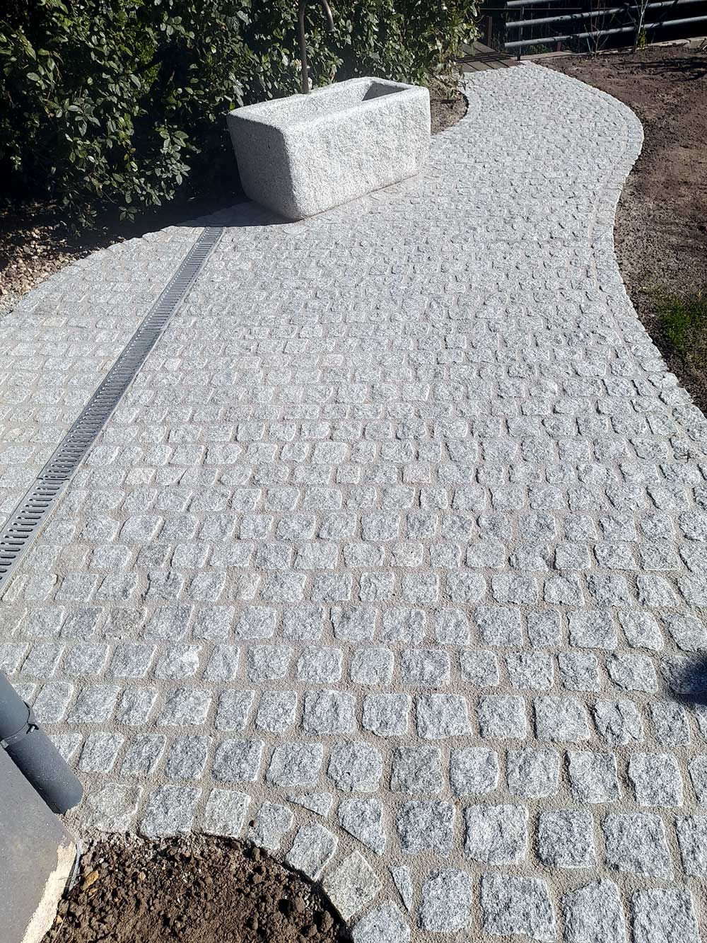 Hellgraues Granitpflaster als Fläche