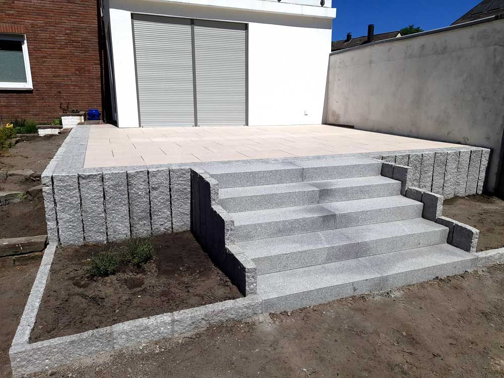 Granitsteine als Randstein und Blockstufe