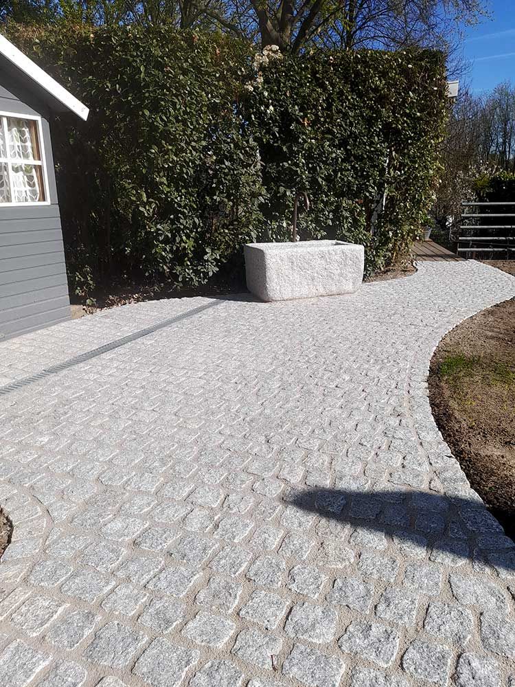 Granitpflaster hellgrau als Wegebau