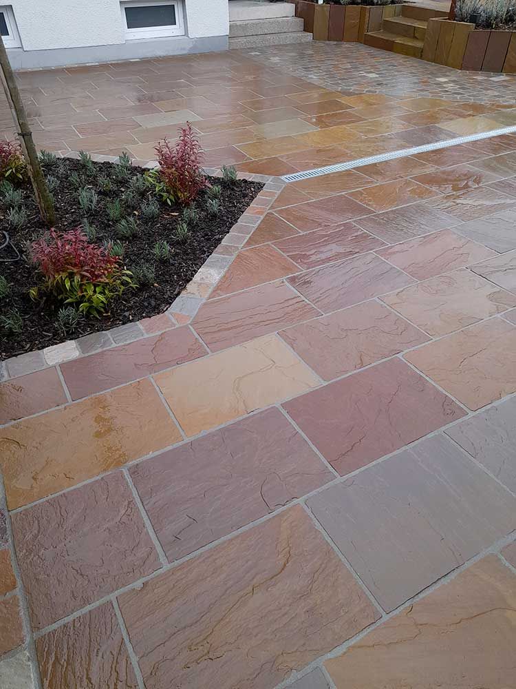 Außergewöhnliche Terrassengestaltung mit Naturstein