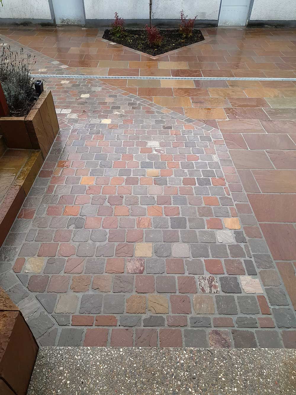 Terrassengestaltung mit Sandsteinpflaster und Sandsteinplatten