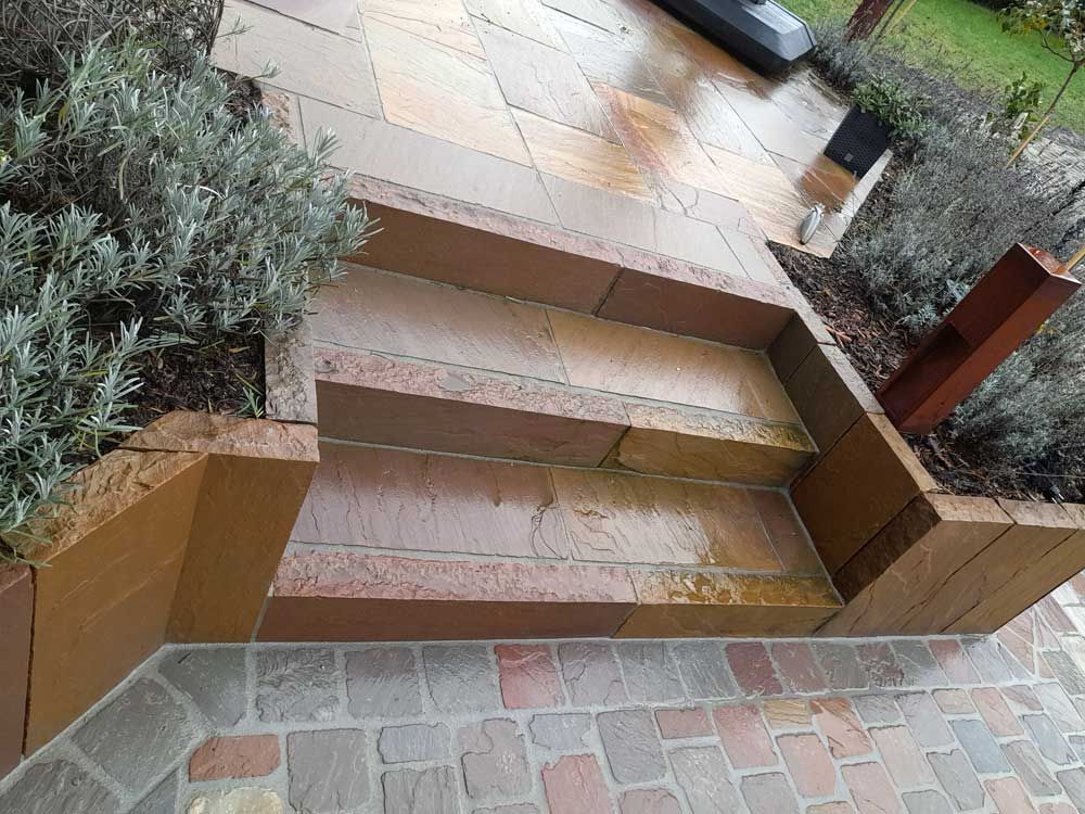 Terrassen-Treppe mit Sandsteinpalisaden und Platten
