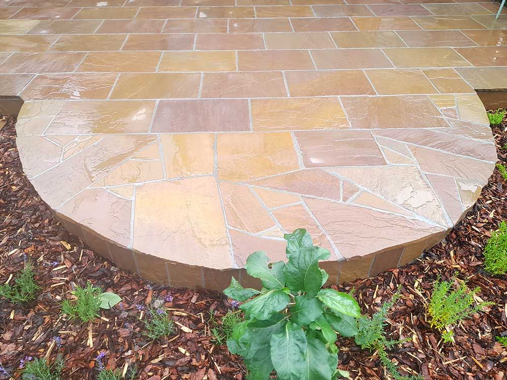 Terrassenrundung mit Sandstein-Polygonalplatten