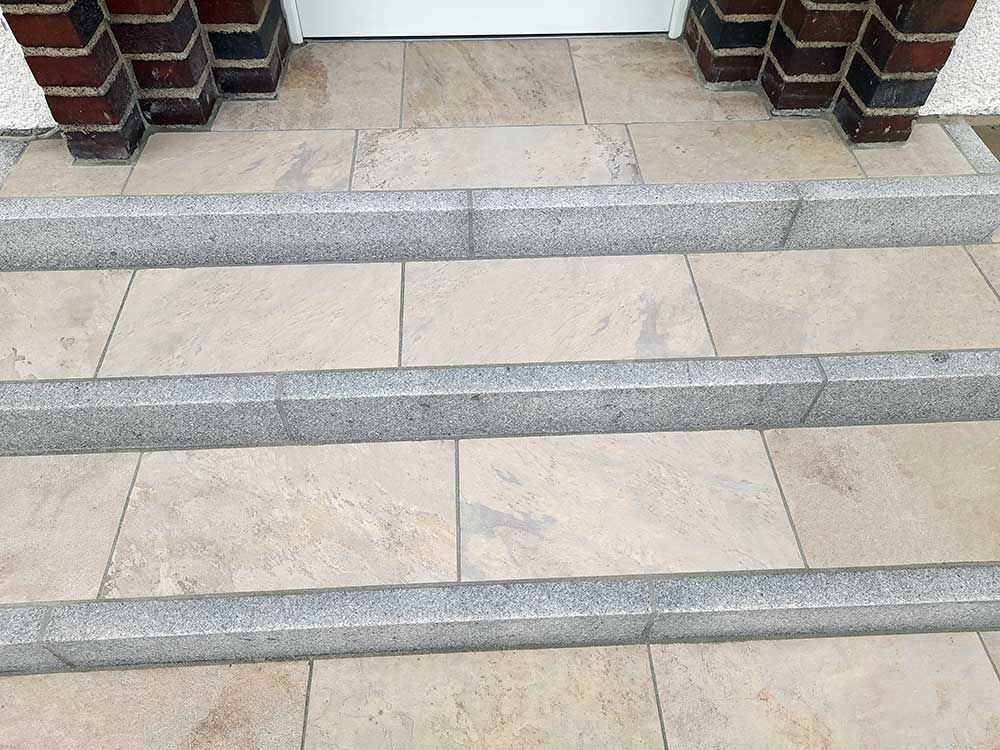 Stufenanlage mit Keramikplatten und Granit