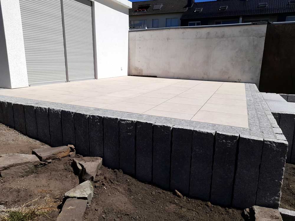 Erhöhte Terrasseneinfassung mit Granitrandsteinen