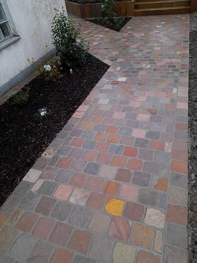 Terrassenweg mit Sandsteinpflaster