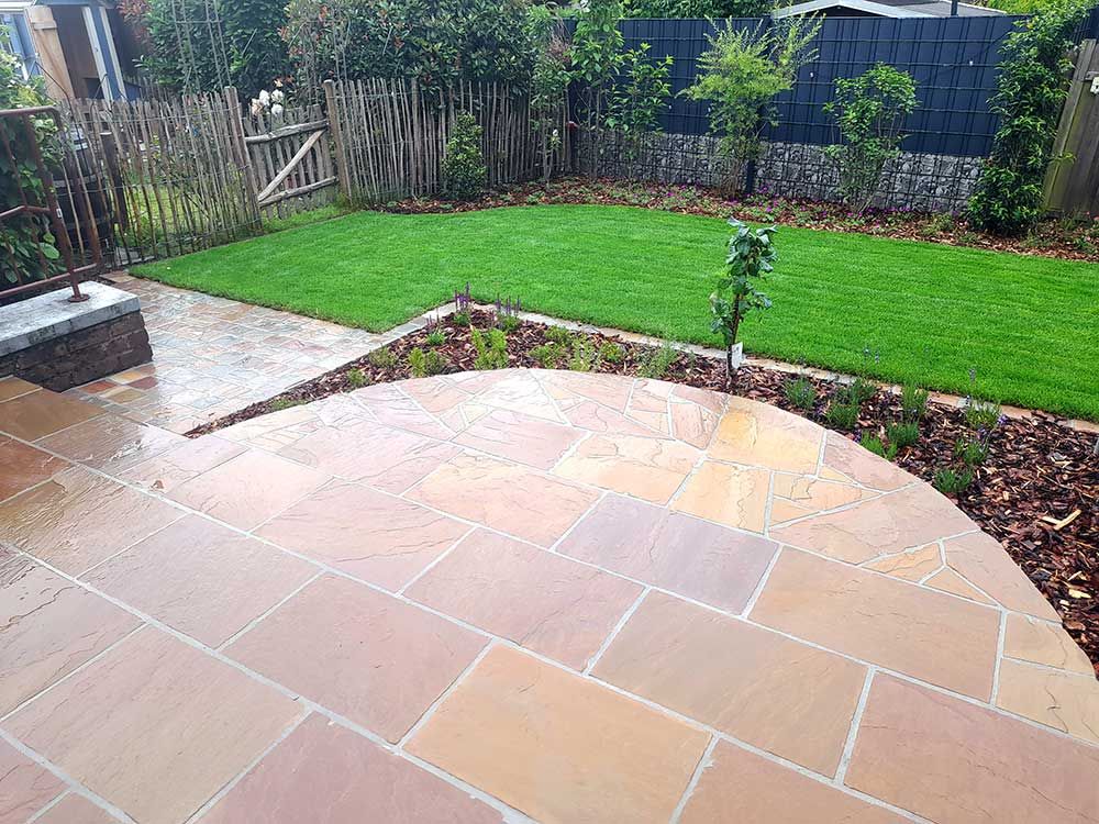 Terrasse mit Sandsteinplatten und Polygonalplatten