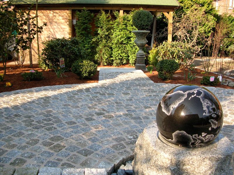 Gartendesign mit einer Weltkugel aus Basalt