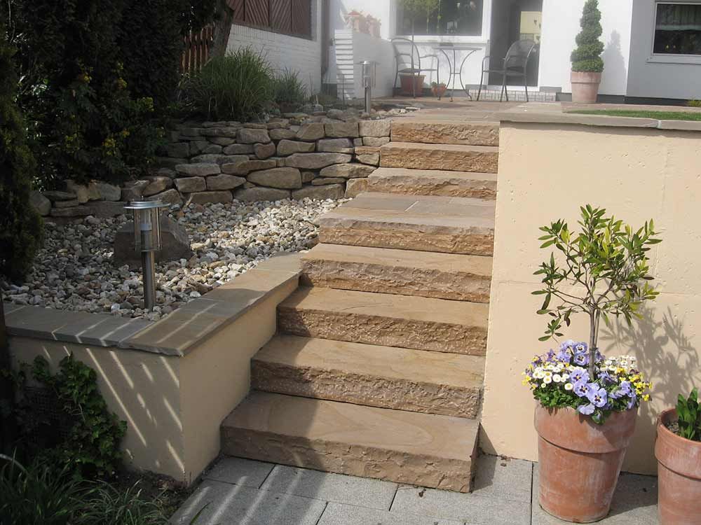 Treppenanlage mit Sandstein-Blockstufen